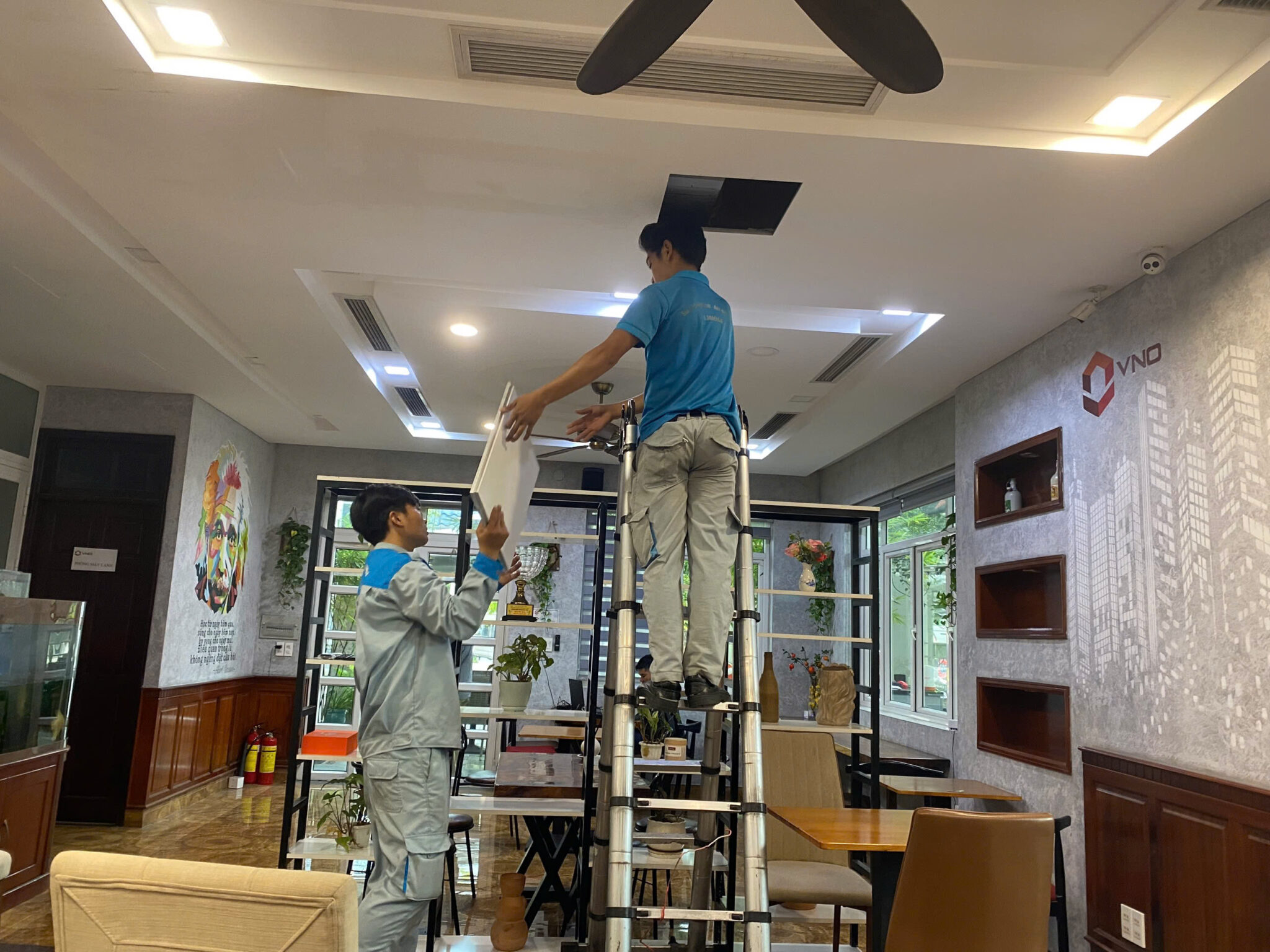 Kỹ thuật viên Limosa đang sửa máy lạnh tận nơi tại TP.HCM