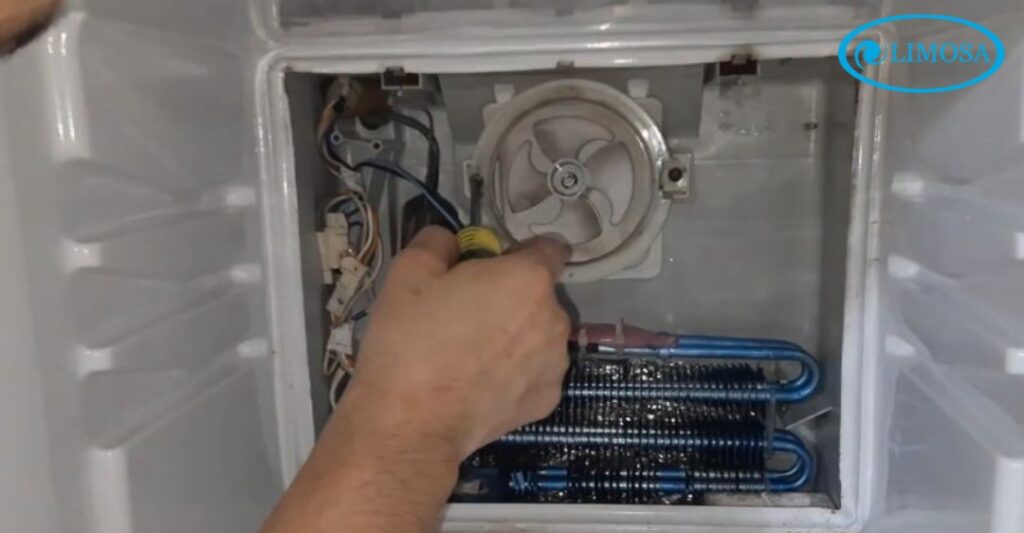 Tháo quạt gió khỏi tủ lạnh Hitachi